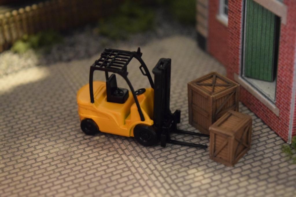 Forklift Trucks in 00 Gauge - North Western Models